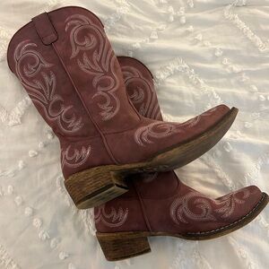 Roper Women’s Cowboy Boots. Garnet colored.